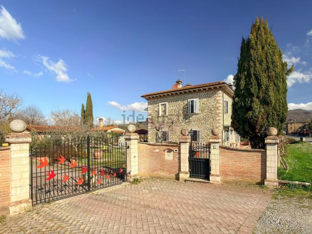 Case e ville in vendita di 253 m² in Località Chiassa Vecchia