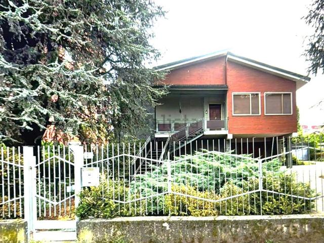 Case e ville in vendita di 254 m² in Via IV Novembre, 2