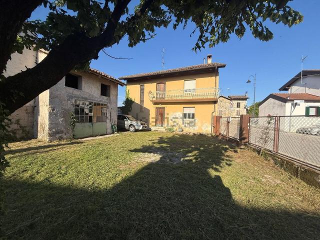 Case e ville in vendita di 254 m² in Via IV Novembre