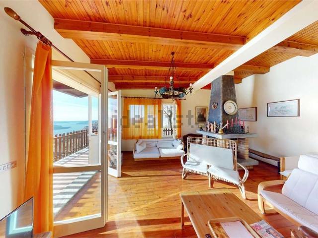 Case e ville in vendita di 254 m² in Via Lago Azzurro, 34