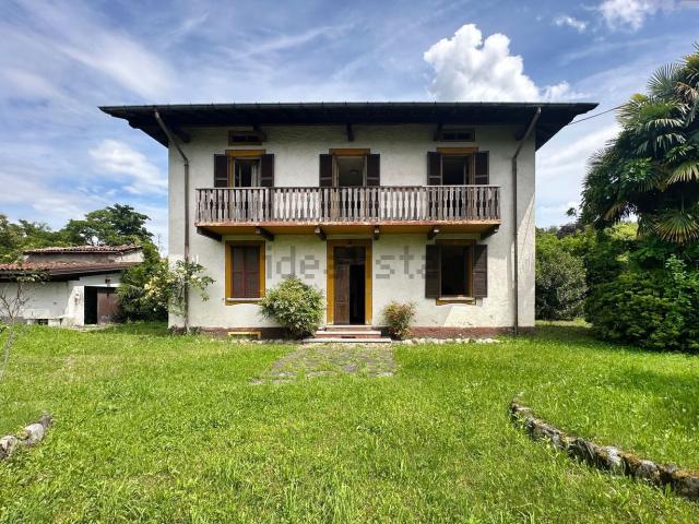 Case e ville in vendita di 254 m² in Via Monfalcone, 8