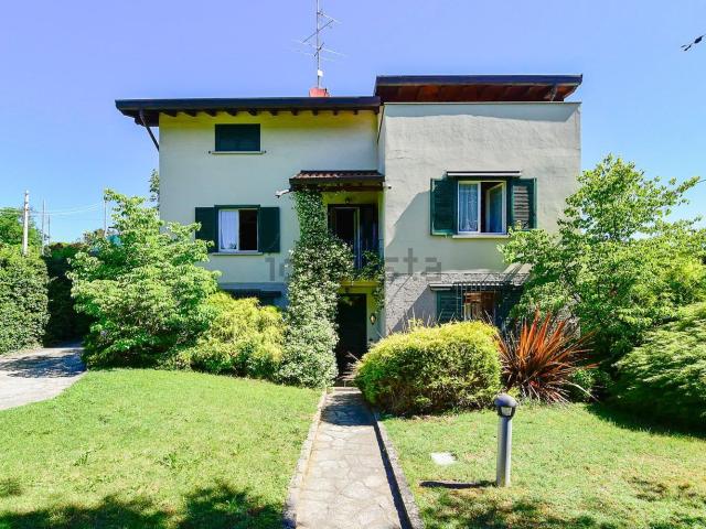 Case e ville in vendita di 254 m² in Via Marconi