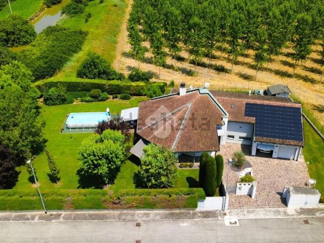 Case e ville in vendita di 254 m² in Via Parmense, 1