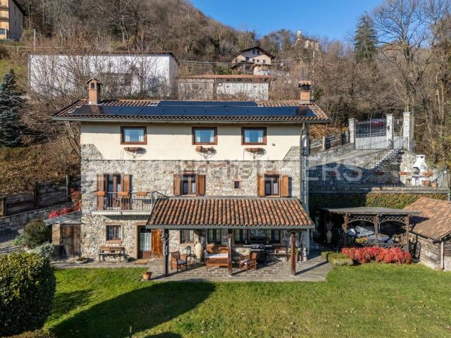 Case e ville in vendita di 254 m² in Via per Omegna, 36