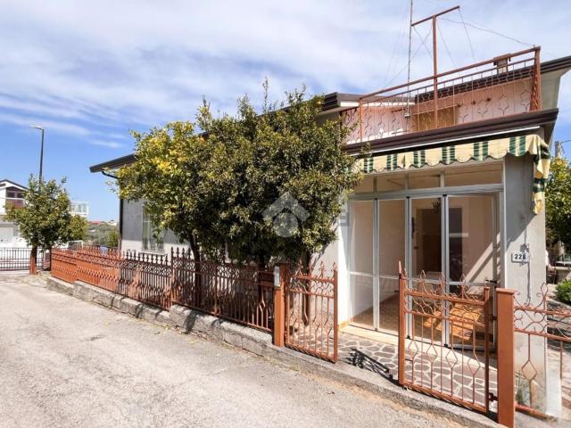 Case e ville in vendita di 254 m² in Contrada Iconicella, 228