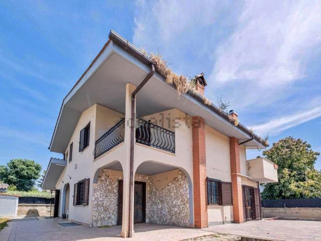 Case e ville in vendita di 255 m² in Via Arrigo Boito