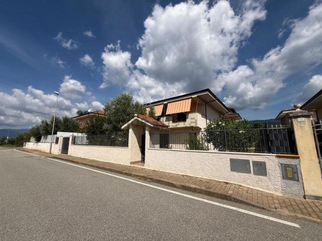 Case e ville in vendita di 255 m² in Via Bruno Caccia, 5