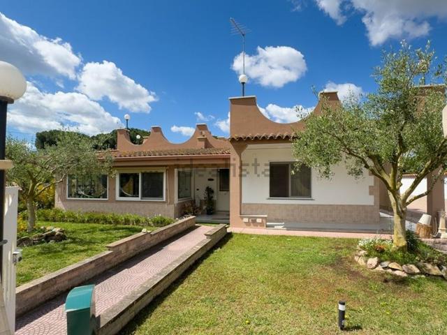 Case e ville in vendita di 255 m² in Via Guglielmo D&apos Arborea