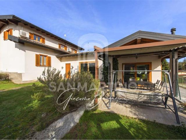 Case e ville in vendita di 255 m² in Via Francesco Petrarca
