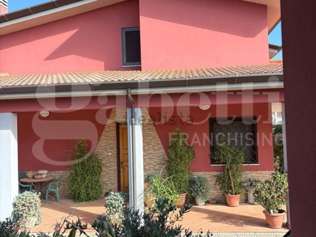 Case e ville in vendita di 255 m² in Via Mattia Montecchi, 24