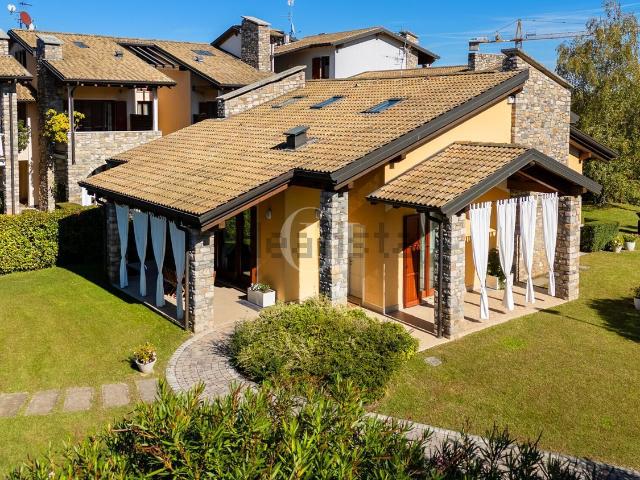 Case e ville in vendita di 255 m² in Via Mezzocolle, 19