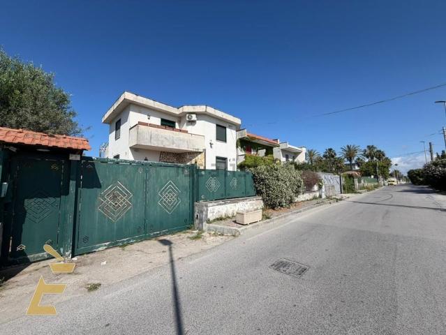 Case e ville in vendita di 255 m² in Viale dei Pini Sud, 6