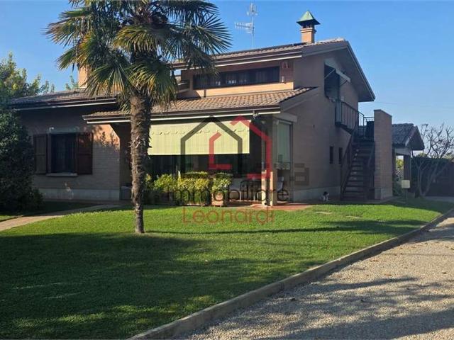 Case e ville in vendita di 255 m² in Viale della Resistenza, 24