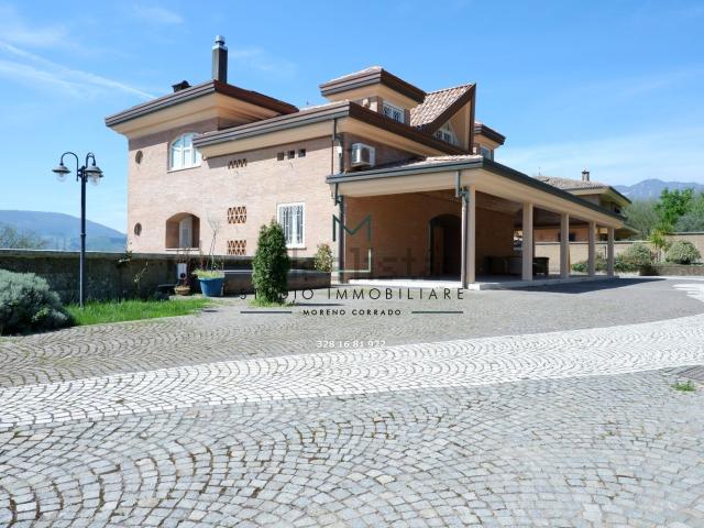 Case e ville in vendita di 255 m² in Contrada Archi, 35