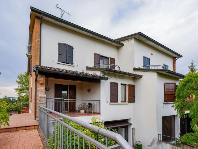 Case e ville in vendita di 255 m² in Strada Vicinale Rivazzoli, 2