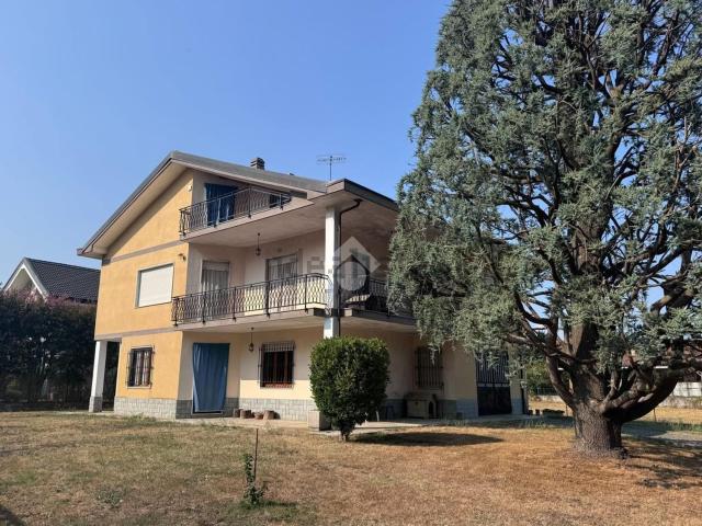 Case e ville in vendita di 256 m² in Via C. Pavese, 9