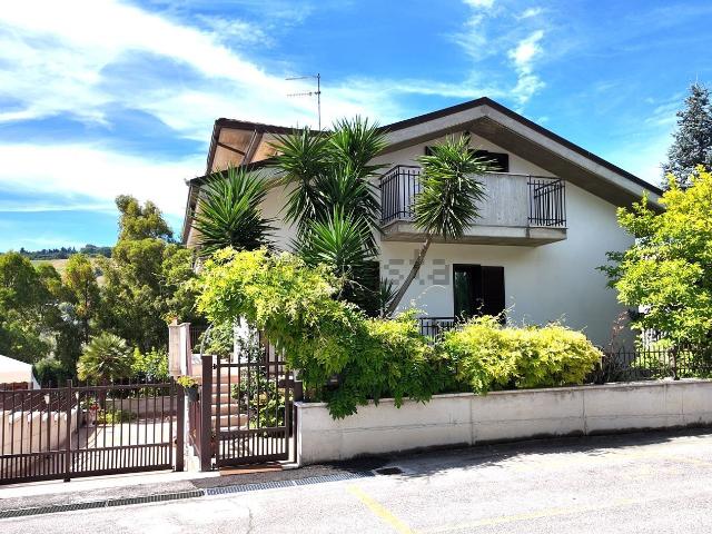 Case e ville in vendita di 256 m² in Via Antonio Stradivari, 3