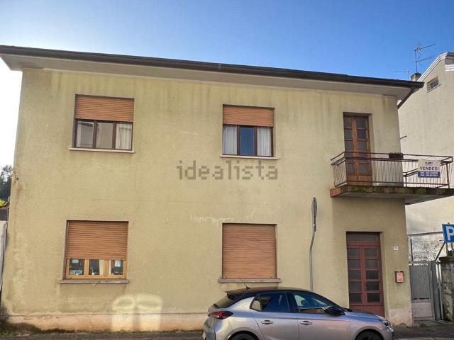 Case e ville in vendita di 256 m² in Via G. Verdi, 25