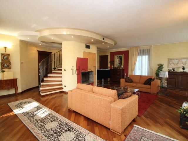 Case e ville in vendita di 256 m² in Via Don Rosso, 22