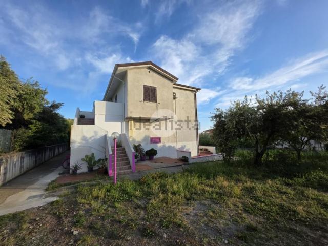 Case e ville in vendita di 256 m² in Via Fratelli Govoni, 12