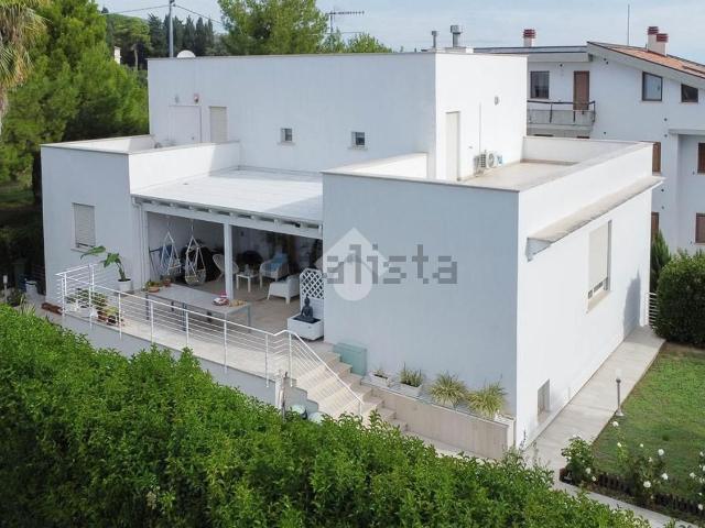 Case e ville in vendita di 256 m² in Via le Quote, 1