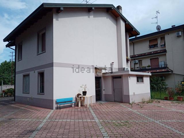 Case e ville in vendita di 256 m² in Via Massimo D&apos Azeglio