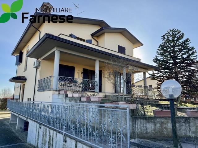 Case e ville in vendita di 256 m² in Frazione Godi
