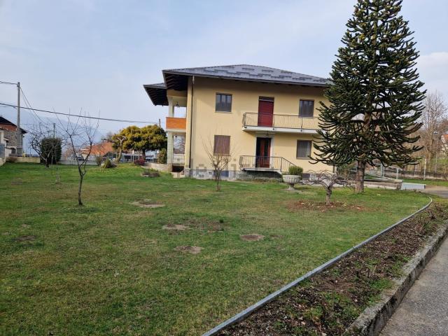 Case e ville in vendita di 257 m² in Via B. Ottina, 2