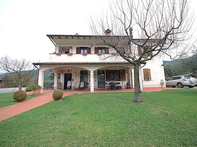 Case e ville in vendita di 257 m² in Via Gabriele D&apos Annunzio