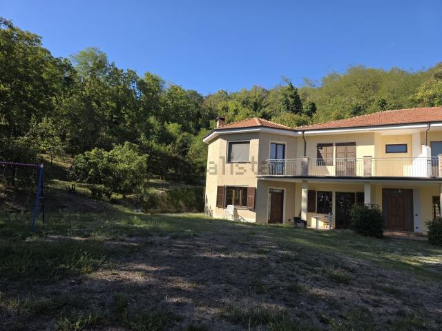 Case e ville in vendita di 257 m² in Via Montechiaro, 18