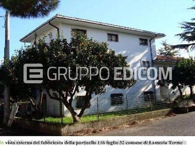 Case e ville in vendita di 257 m² in Via Persicara