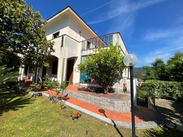 Case e ville in vendita di 257 m² in Via Provinciale Pineta