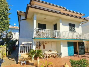 Case e ville in vendita di 257 m² in Viale Rimini, 23