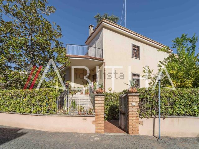 Case e ville in vendita di 258 m² in Via Giuseppe Chiarini