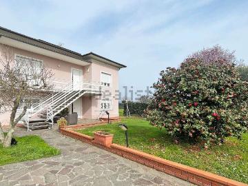 Case e ville in vendita di 258 m² in Via Delle Cornacchie