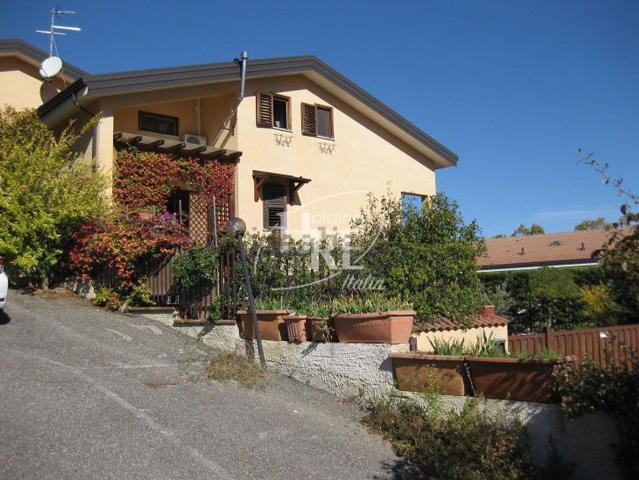 Case e ville in vendita di 258 m² in Via Luigi Maria Greco, 7