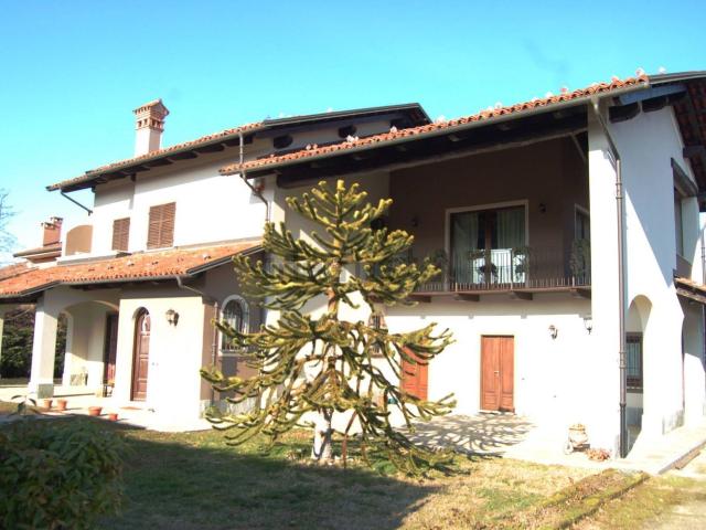 Case e ville in vendita di 258 m² in Via Macallè