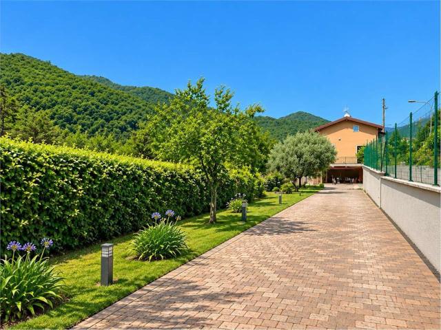 Case e ville in vendita di 258 m² in Via San Pietro, 56