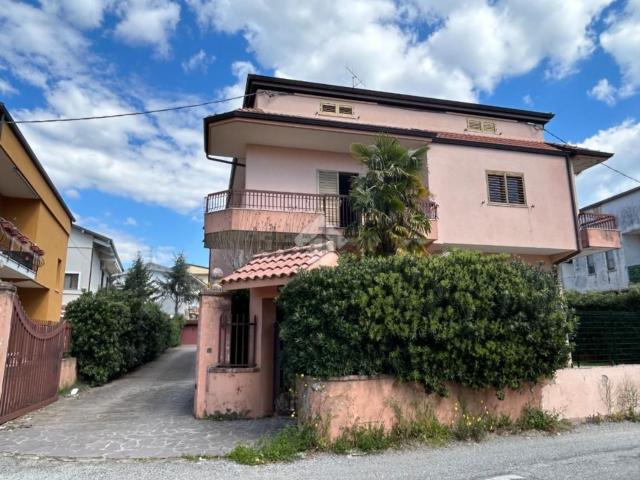 Case e ville in vendita di 259 m² in Via Aurelio Cassiodoro, 7