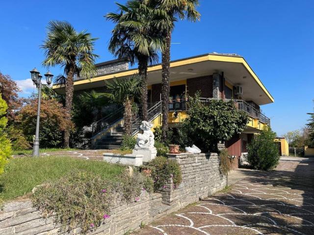 Case e ville in vendita di 259 m² in Via Giacomo Matteotti, 86