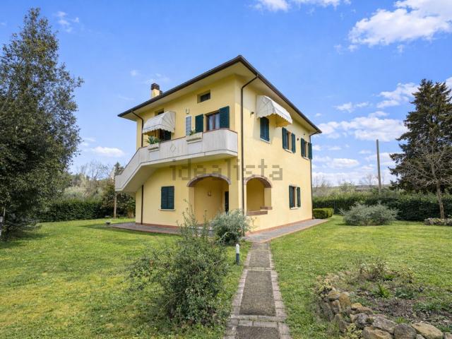 Case e ville in vendita di 259 m² in Via Orme, 255