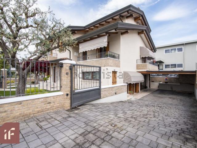 Case e ville in vendita di 260 m² in Via Cavin Caselle, 243