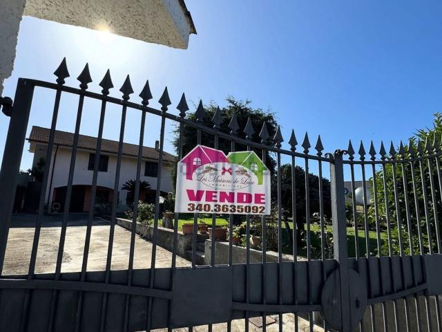 Case e ville in vendita di 260 m² in Via Cassino