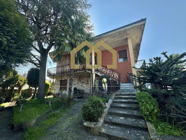 Case e ville in vendita di 260 m² in Via Castellaro
