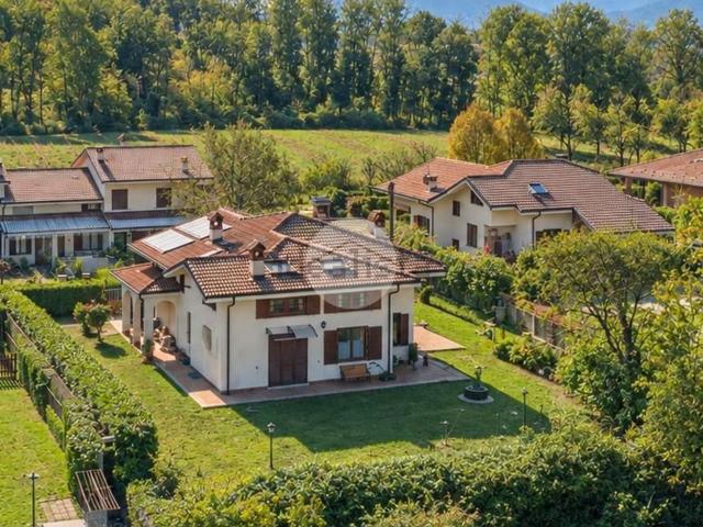Case e ville in vendita di 260 m² in Via Chiattera, 46