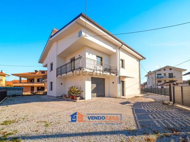 Case e ville in vendita di 260 m² in Via B. Barenghi, 2
