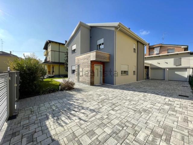Case e ville in vendita di 260 m² in Via G. Matteotti, 82