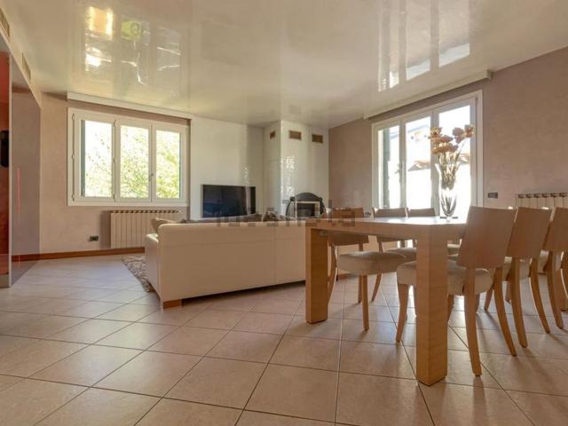 Case e ville in vendita di 260 m² in Via Galileo Galilei, 8