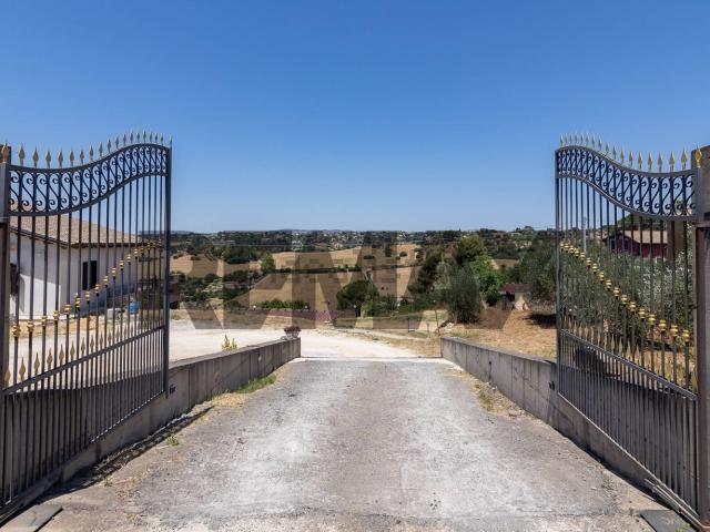 Case e ville in vendita di 260 m² in Via Giuseppe Garibaldi, 194