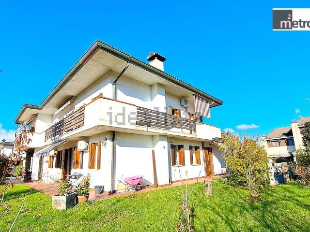 Case e ville in vendita di 260 m² in Via Giacomo Dina, 11